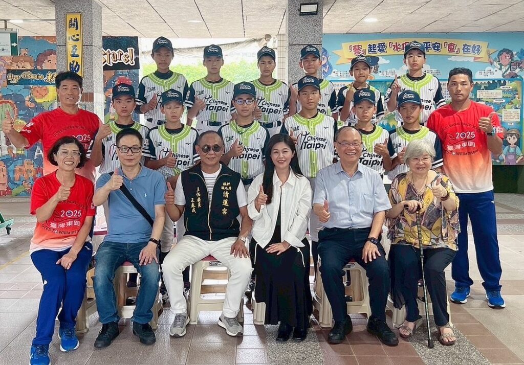 台北市議員洪婉臻與萬華清蓮宮致贈東園國小少棒隊30萬元選手加菜金。