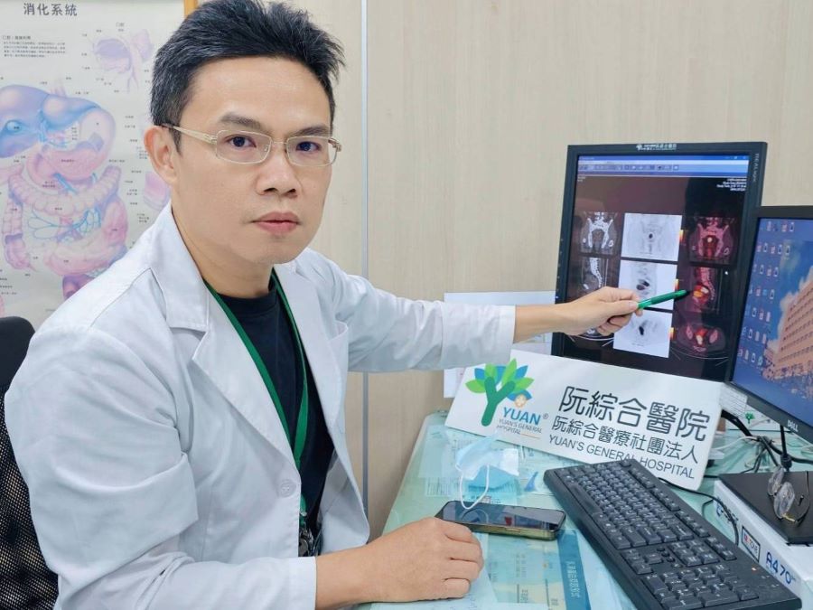 ▲大腸直腸外科蔡達基醫師說,結合3D影像系統與4K高畫質放大螢幕的經肛門微創腹腔鏡手術,順利將直腸病灶腫瘤切除,手術健保部分費用有給付。