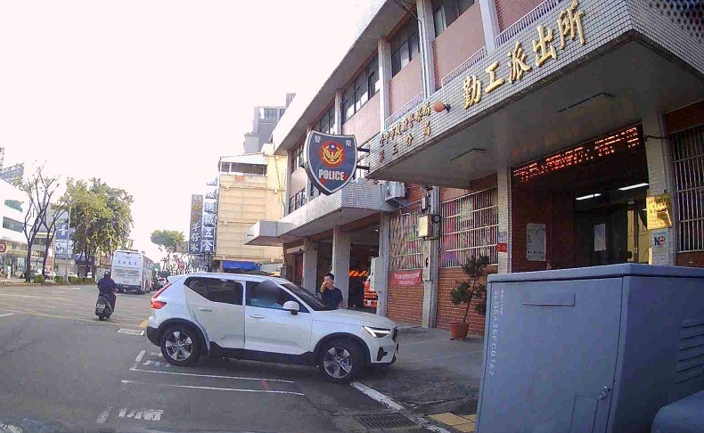 ▲員警獲知1歲半女童高燒口吐白沫,立即化身轉運手協助送醫。
