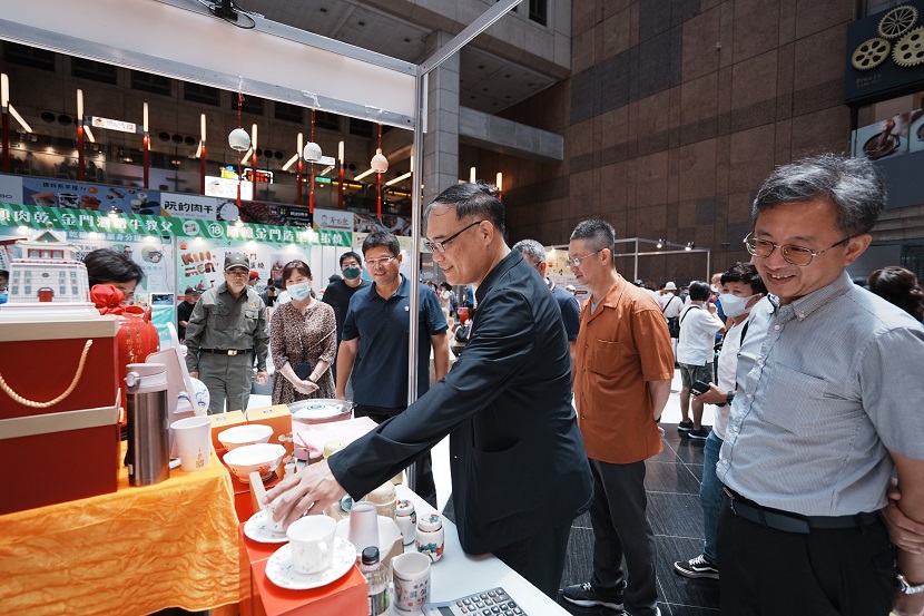 ▲台灣目前唯一官窯,高級瓷土與藝師彩繪的陶瓷典範。