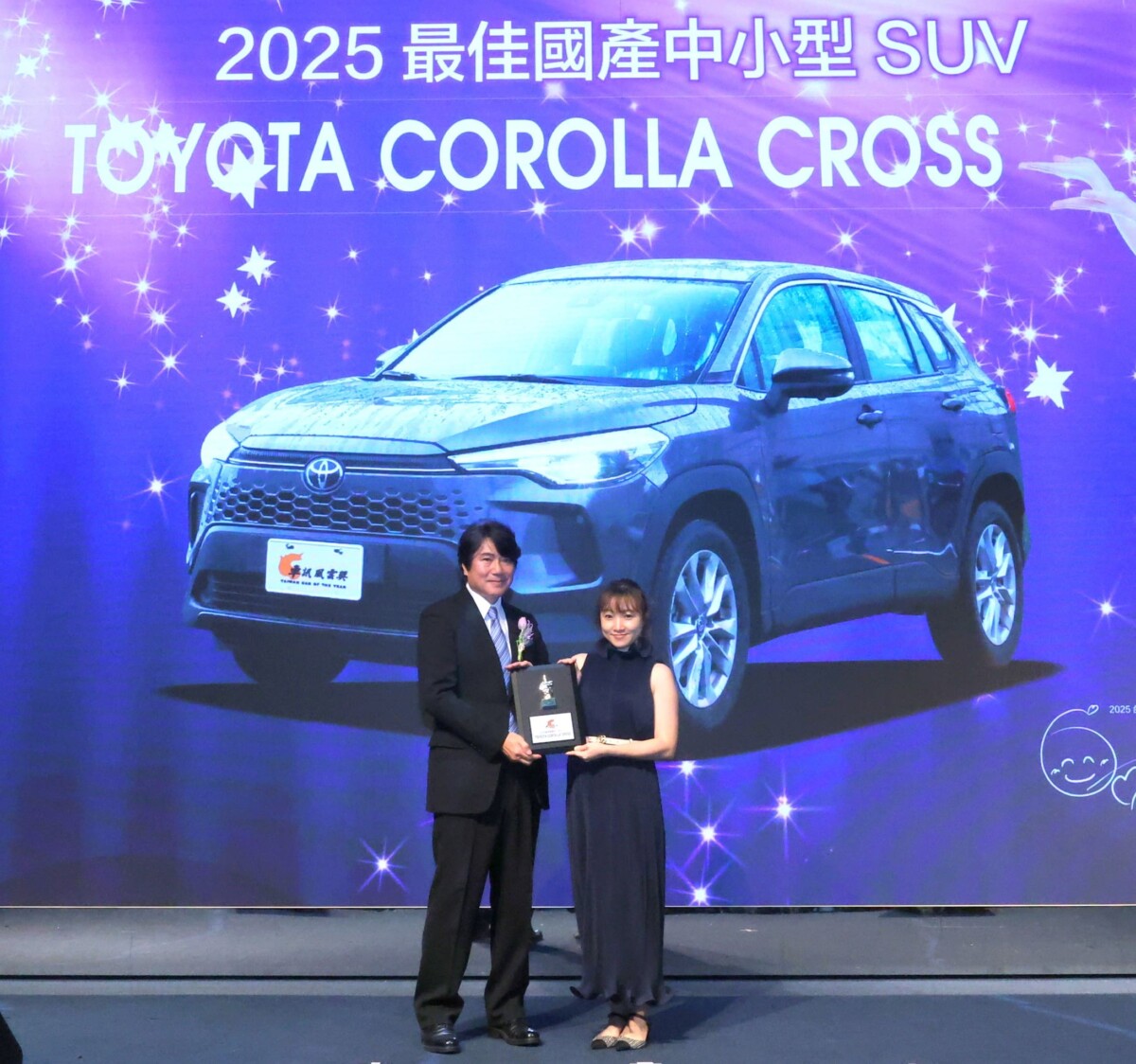 ▲TOYOTA勇奪2025車訊風雲獎三項大獎,由車輛部王怡真副理(右)代表出席領獎