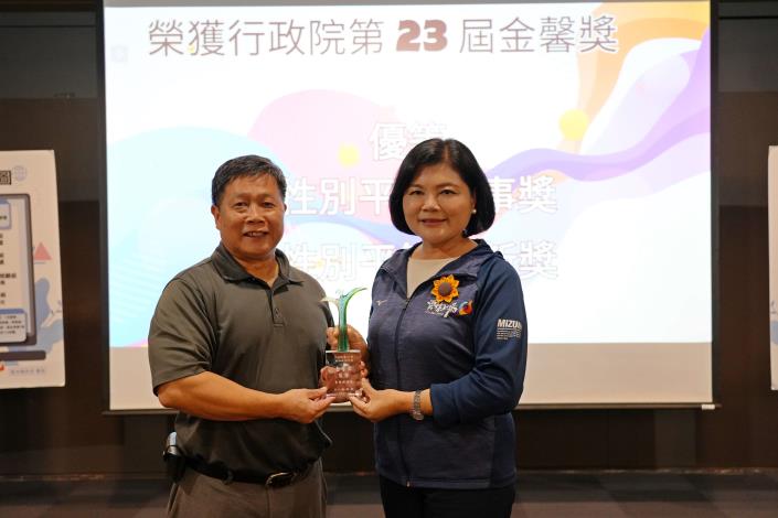 ▲雲林縣政府在「113年行政院辦理直轄市與縣(市)政府推動性別平等業務輔導獎勵計畫」中,一舉榮獲第23屆金馨獎之優等獎(非6都第1)、性別平等創新獎、性別平等故事獎3滿冠榮耀。(記者劉春生攝)