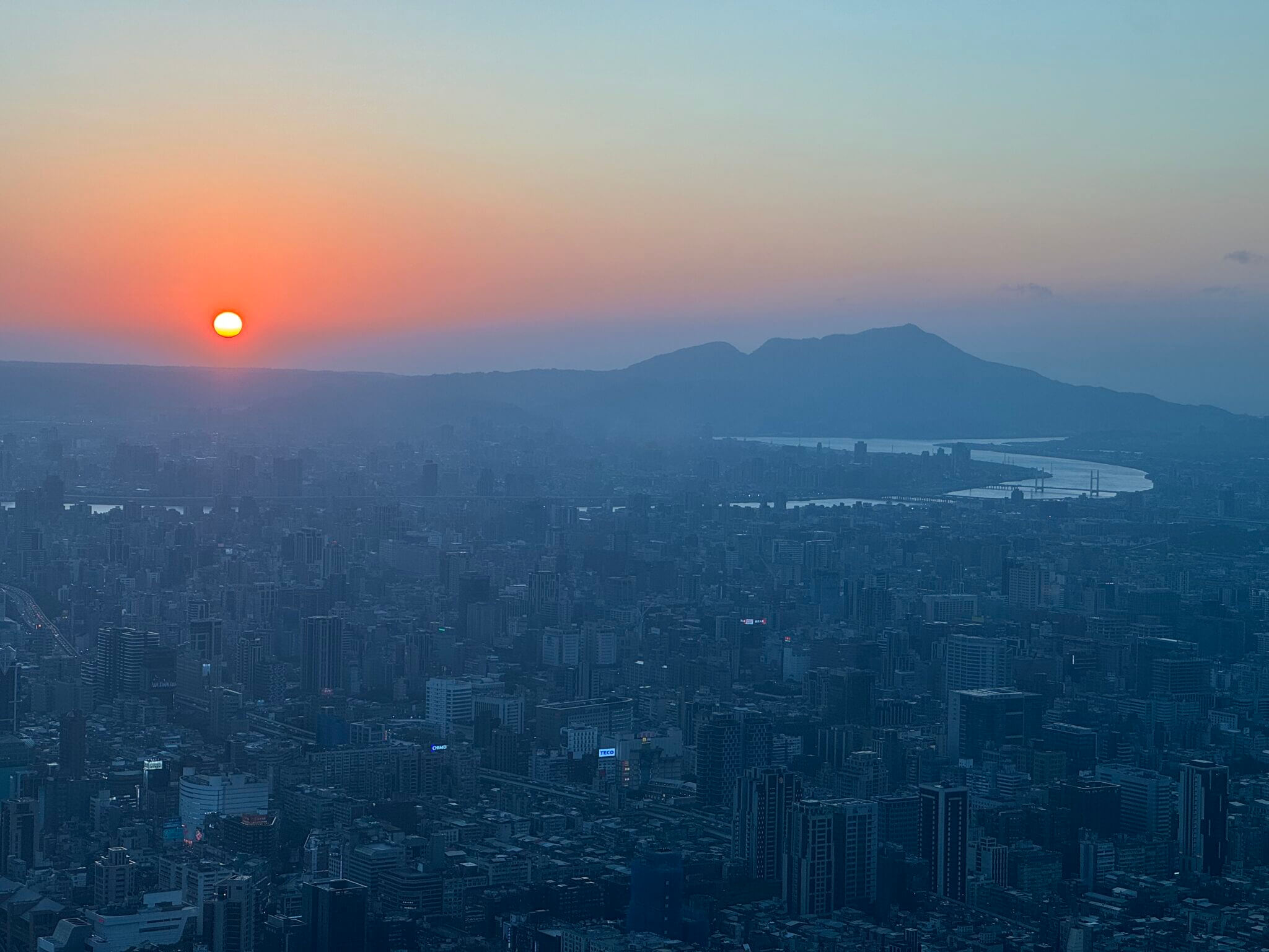 台北景點|解鎖「超健康深度旅遊」,欣賞101觀景台高空夜景、還能體驗智慧AR互動運動~