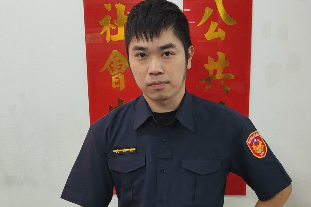 烈日當頭老婦受困路中 萬華警暖心更甚烈日 1 郭旻庭