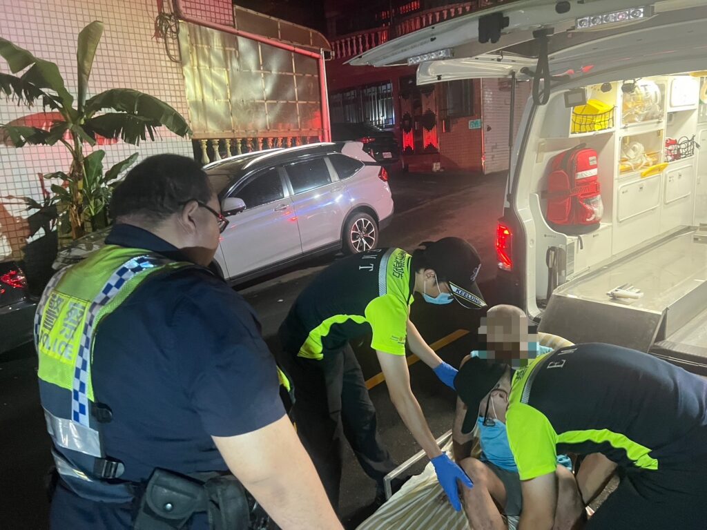 兩老翁接連路倒 基警出動急救援 2 1753779901762