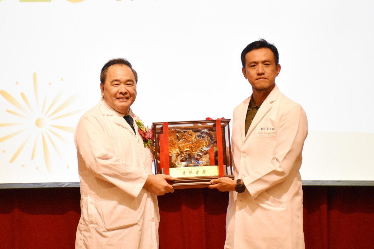 黃士維總院長（右）送紀念品給顏鴻章院長（左）。<br /><br /> 