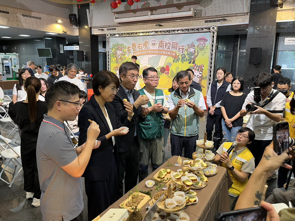 來賓品嚐石虎相關產品。(縣府提供)