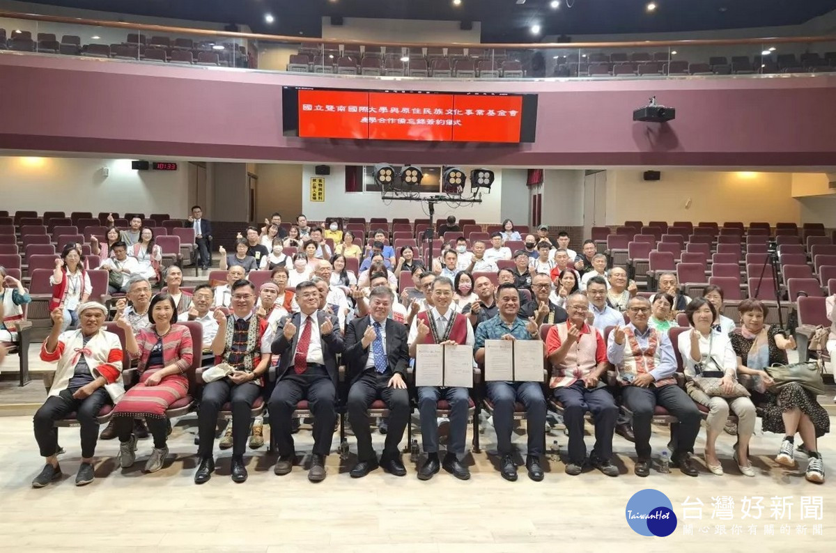暨大與原文會產學合作備忘錄(MOU)簽署儀式,全體人員合影。(暨大提供)