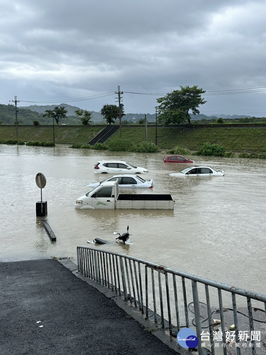 南投軍功里低漥區積水。（縣議員林儒暘提供）
