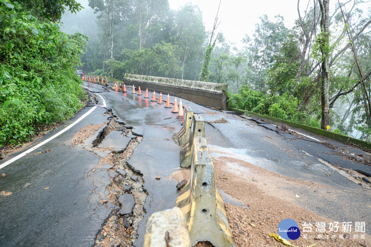嘉義縣番路鄉大湖村124線約3.5公里處道路大面積龜裂坍塌，路基掏空情形嚴重／嘉義縣府提供