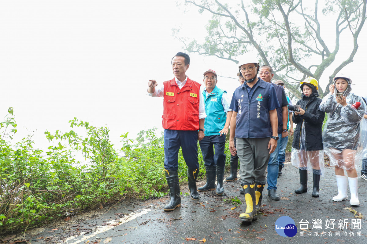 嘉義縣長翁章梁與番路鄉長蕭博勝等人前往番路鄉大湖村124線約3.5公里處勘災/嘉義縣府提供
