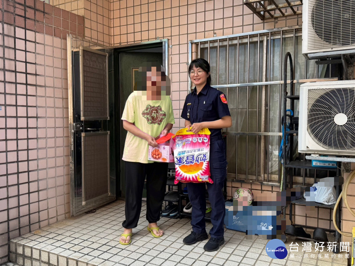 楊梅警偕善團伸出援手,關懷弱勢家庭渡難關。