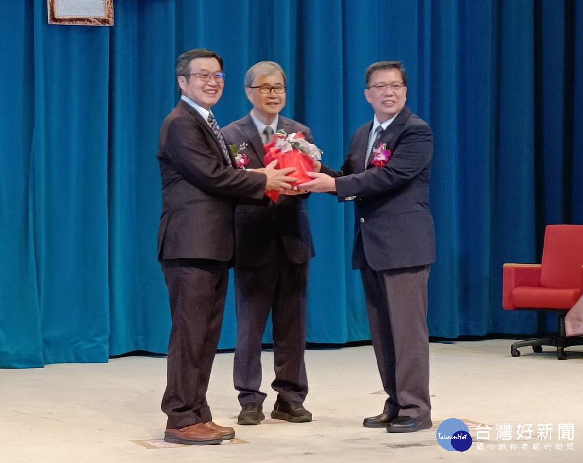 教育部鄭部長監交下，傅校長（左）交付印信。（南投高中提供）