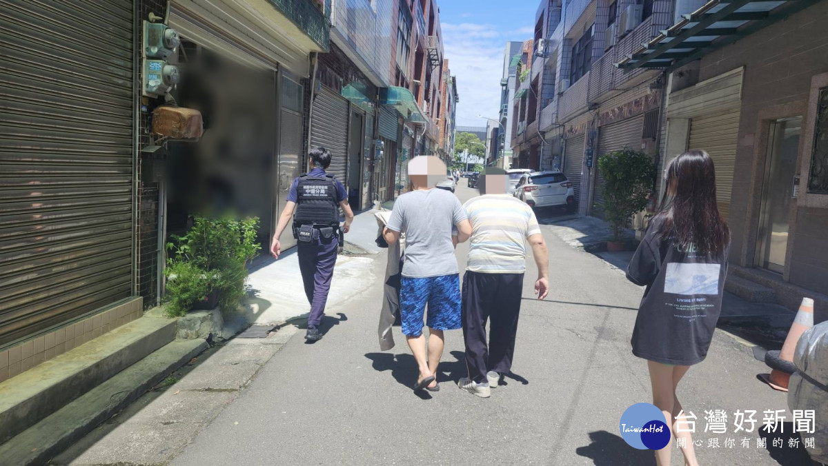 婦人報案老伴到市場購物時走散了，員警立即積極協尋，順利幫助他們相聚。