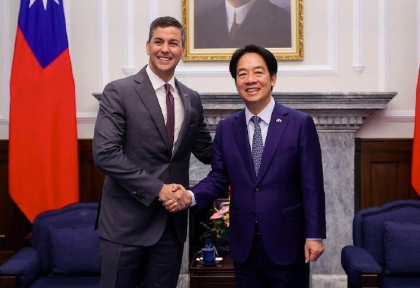 中國近期邀請包括巴拉圭在內的執政黨國會議員去訪問,現在這些國會議員揚言要向總統貝尼亞建議與中國建交,圖為貝尼亞來訪與賴清德總統見面。總統府提供