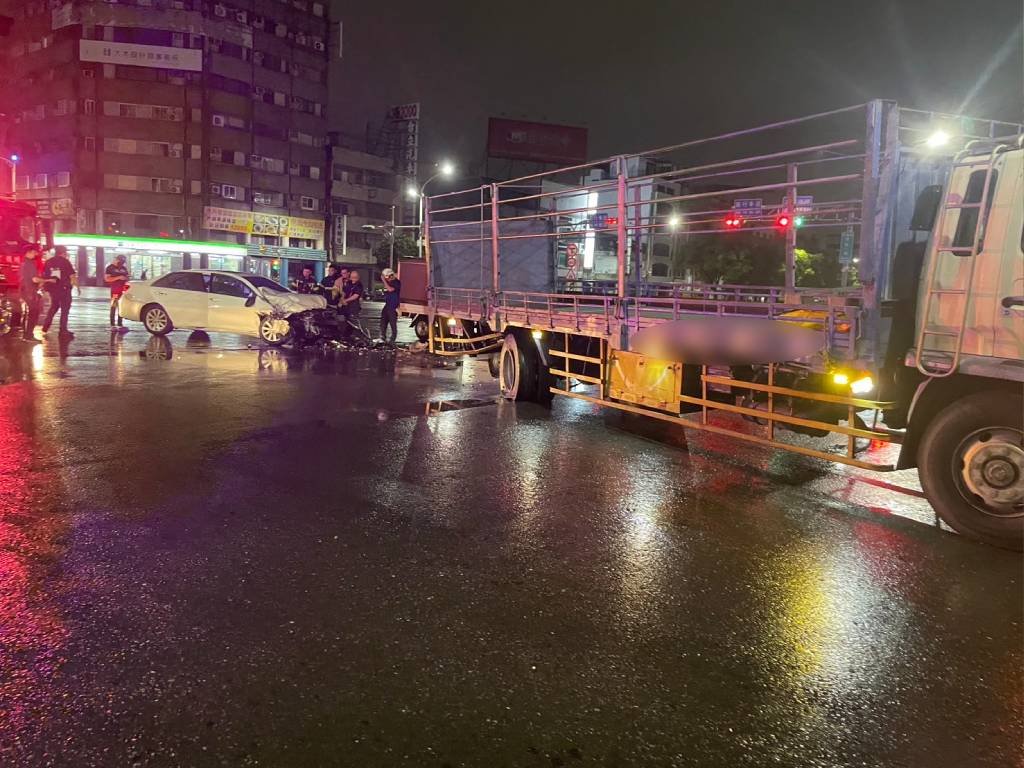 高雄民族路凌晨碰撞!違規左轉釀車禍-三人送醫所幸無大礙