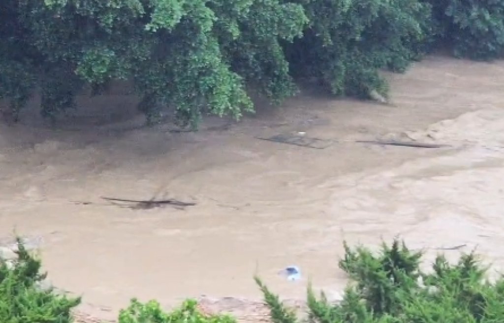 中台灣豪雨狂炸!17地淹水警戒-中興新村水溝變大河