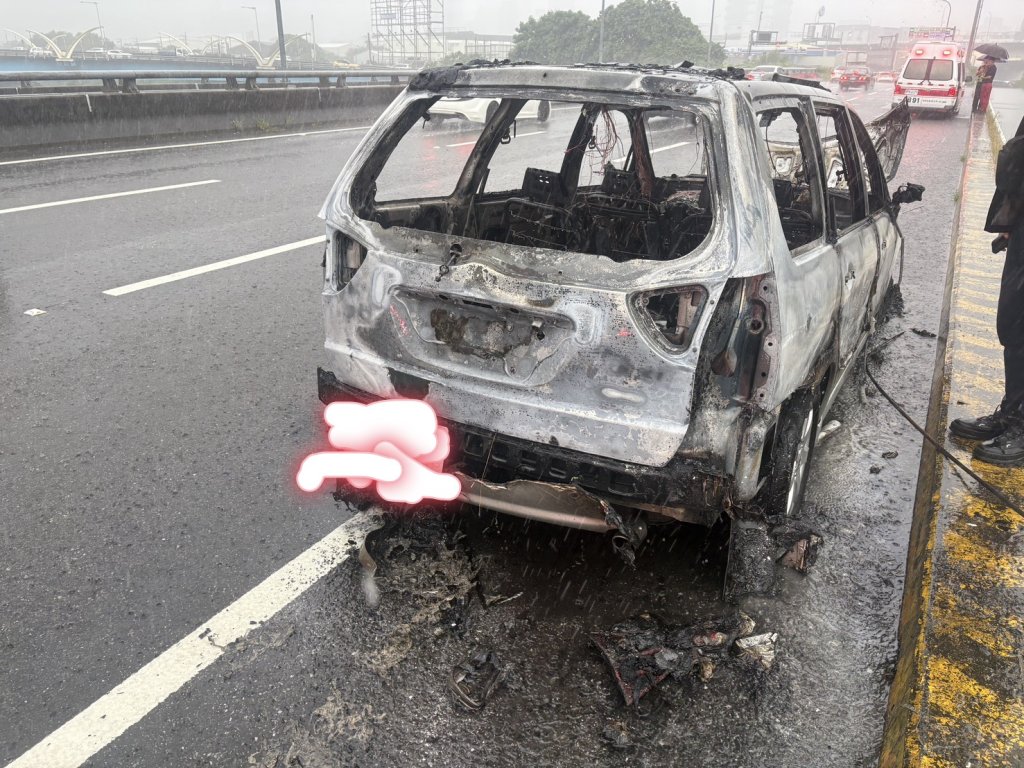 國道1號南屯段自小客車突發火燒車 幸無人傷亡、消防緊急撲滅