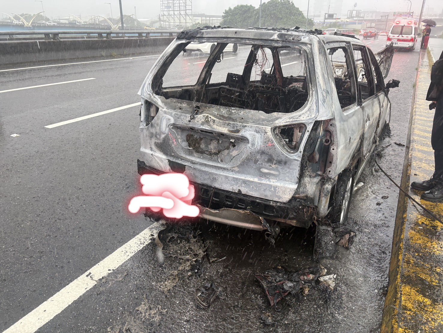 國道1號南屯段自小客車突發火燒車 幸無人傷亡、消防緊急撲滅