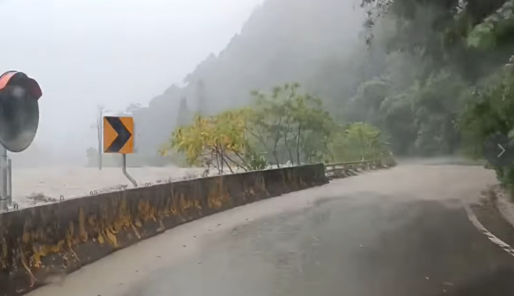 豪雨影響-高雄山區荖濃溪暴漲致台20線復興路段阻斷