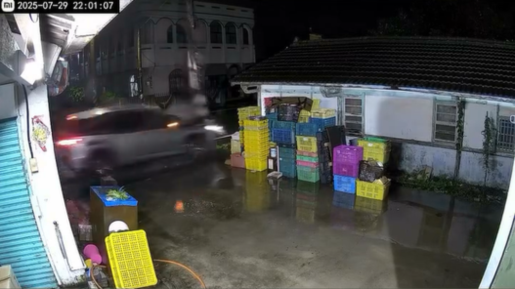 影/撞斷電線桿!雨天酒駕失控衝路肩 直接撞上「連根拔起」