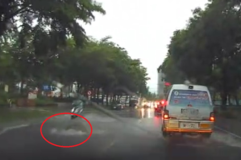台中暴雨洪水沖開人孔蓋! 警合力扛回原處
