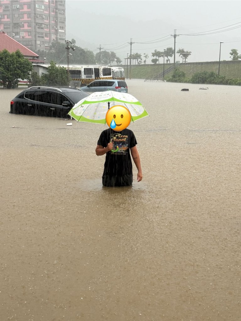 南投一級淹水警戒!東山路成河、駕訓班遭淹-多部汽機車險滅頂