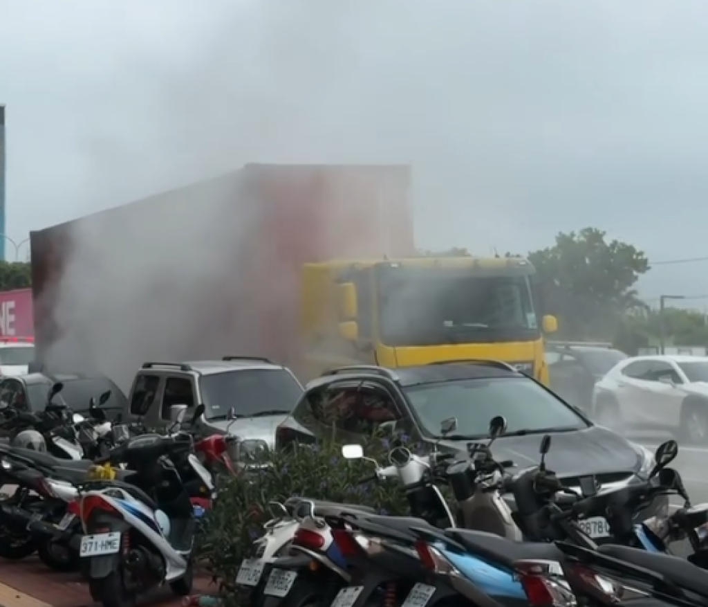 台中向上路貨櫃車突爆胎起火! 警消到場灌救