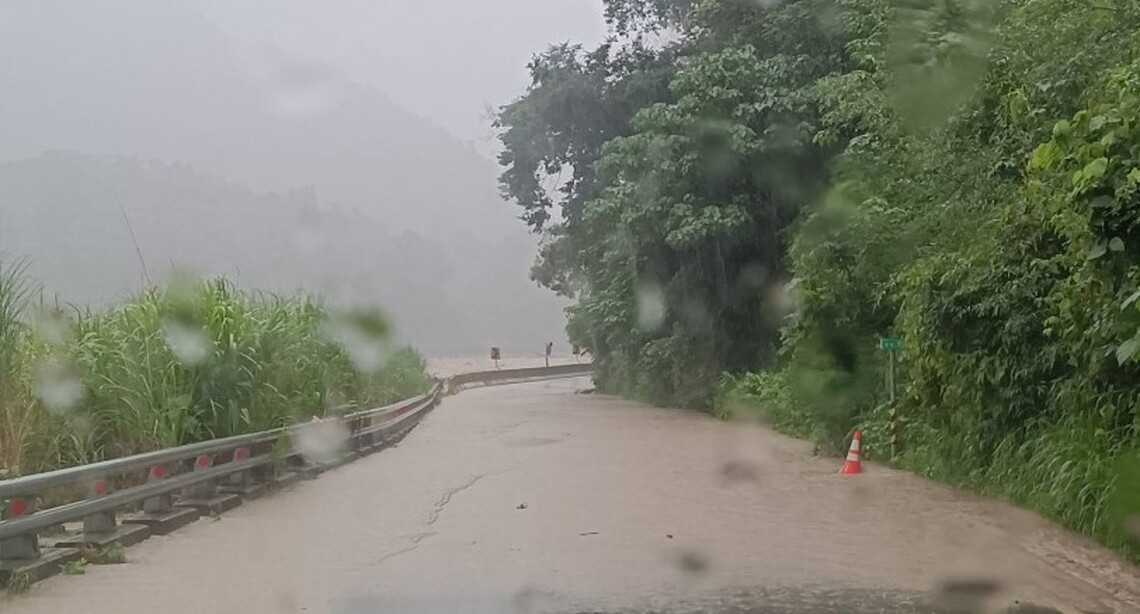 復興路段荖濃溪水漲至路面  道路阻斷