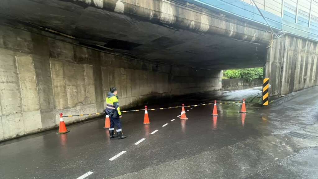 ▲彰化市寶廍路景觀公園涵洞積水影響車輛通行,彰化警方第一時間發現災情後,立即實施交通封鎖,並通報相關單位排除狀況,展現迅速應變作為。(彰化警方提供)