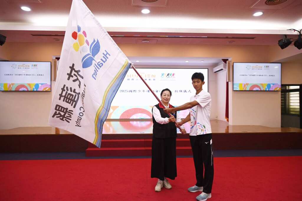▲花蓮縣參加「2025國際少年運動會」,縣長徐榛蔚親自授旗勉勵。