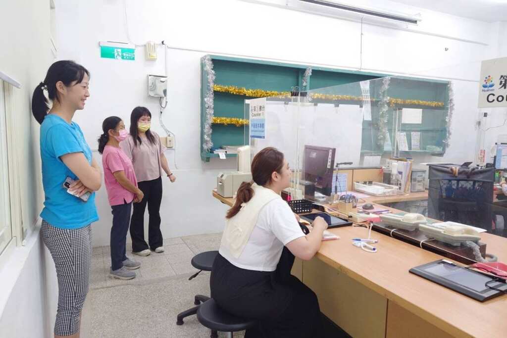 ▲新城戶政推動創新便民服務,設置「戶籍謄本申辦專櫃」紓解人流、提升行政效率。