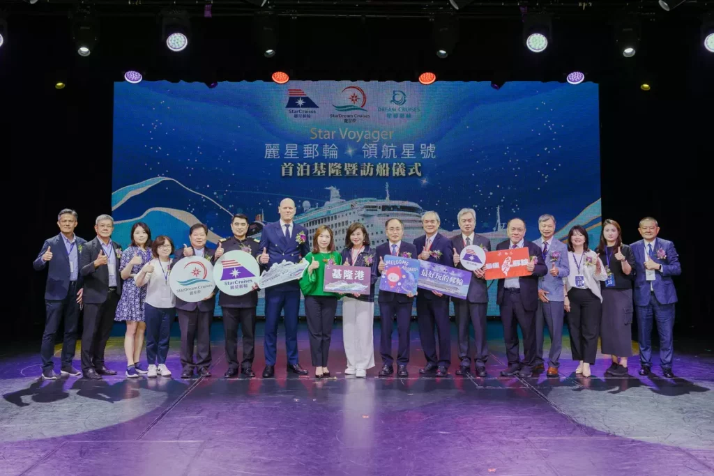 今年暑假熱賣的「星海夏令營」,結合藝術創作與觀星工作坊,讓孩子在甲板停機坪上親手操作星座盤、抬頭看星空,把教室搬上船;人氣布袋戲角色「素還真」以 1_1 實體互動形式登船,掀起一波回憶與話題