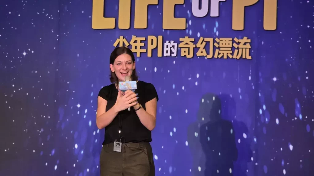 隨團導演Gabriella Bird強調,這場製作最令人驚嘆之處,在於所有的技術部門如何齊心協力,在舞台上創造出一個無需任何AI或虛擬技術的真實世界,完全仰賴人類的肢體展現和共同敘事。(圖/陳惠玲攝影)