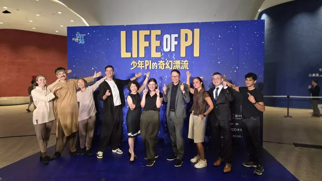 舞台劇《少年Pi的奇幻漂流》首度來臺,將於7月31日至8月3日在臺中國家歌劇院大劇院隆重登場。今日記者會後大合影。(圖/陳惠玲攝影)
