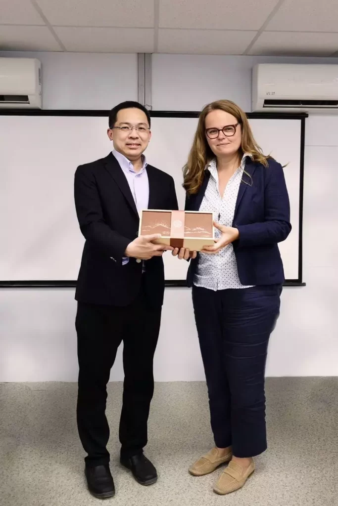 (左) A-TOP 賴義霖執行長、(右) 歐洲議會資訊處長Ausra Aleliunaite