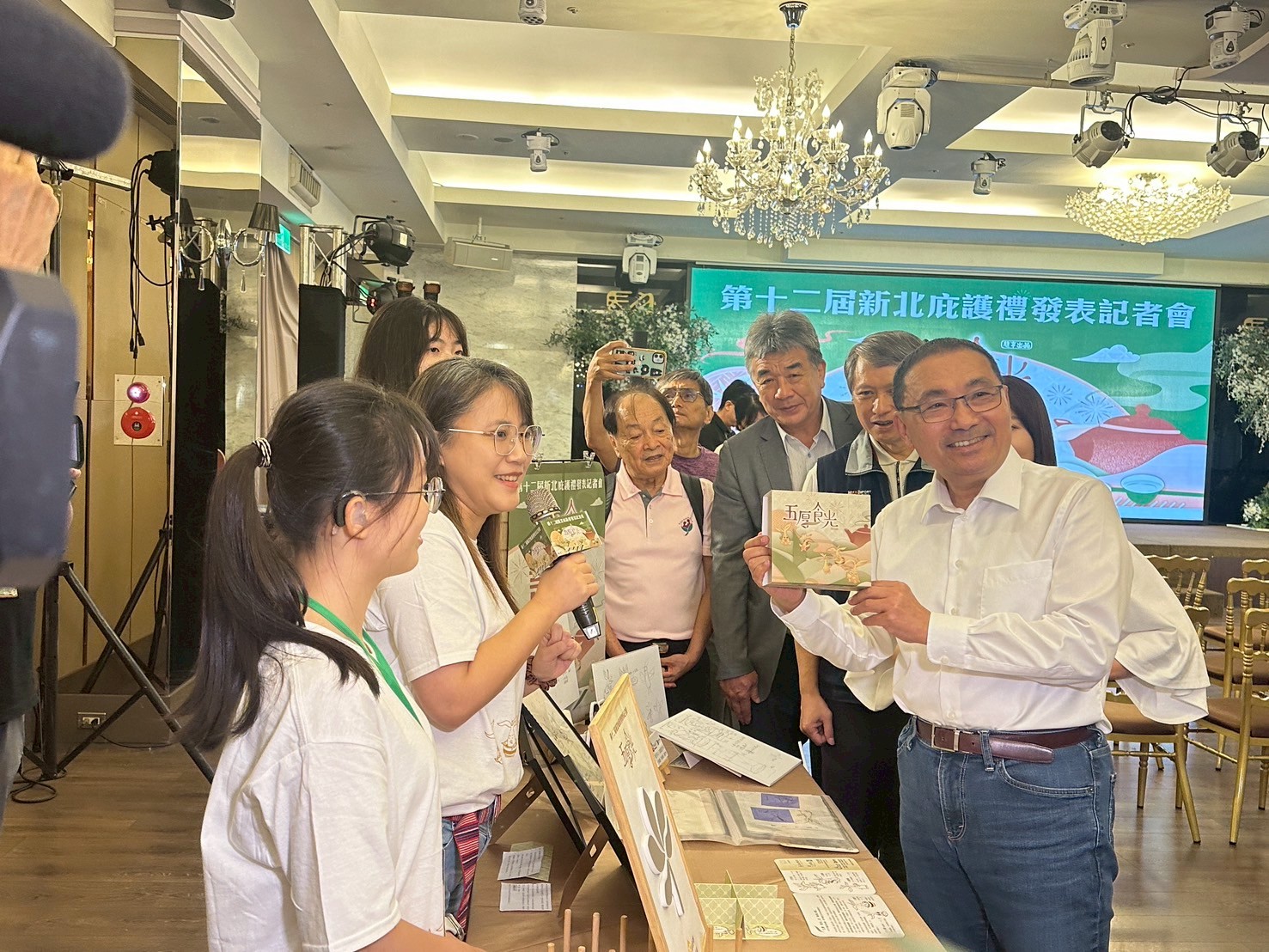 圖二： 醒吾科大商設系主任胡毓賢（左二）介紹「五厚‧食光」禮盒設計理念，整體視覺
