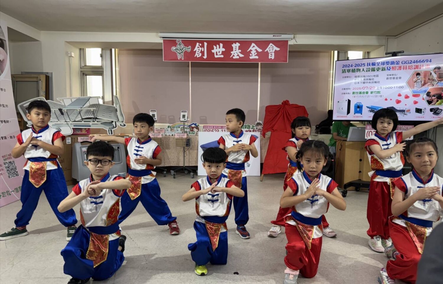 創世基金會新竹院邀請薇心幼兒園小朋友，為公益捐贈活動表演熱場，傳遞愛心從小教育扎根。（圖/記者黃溎芬翻攝）