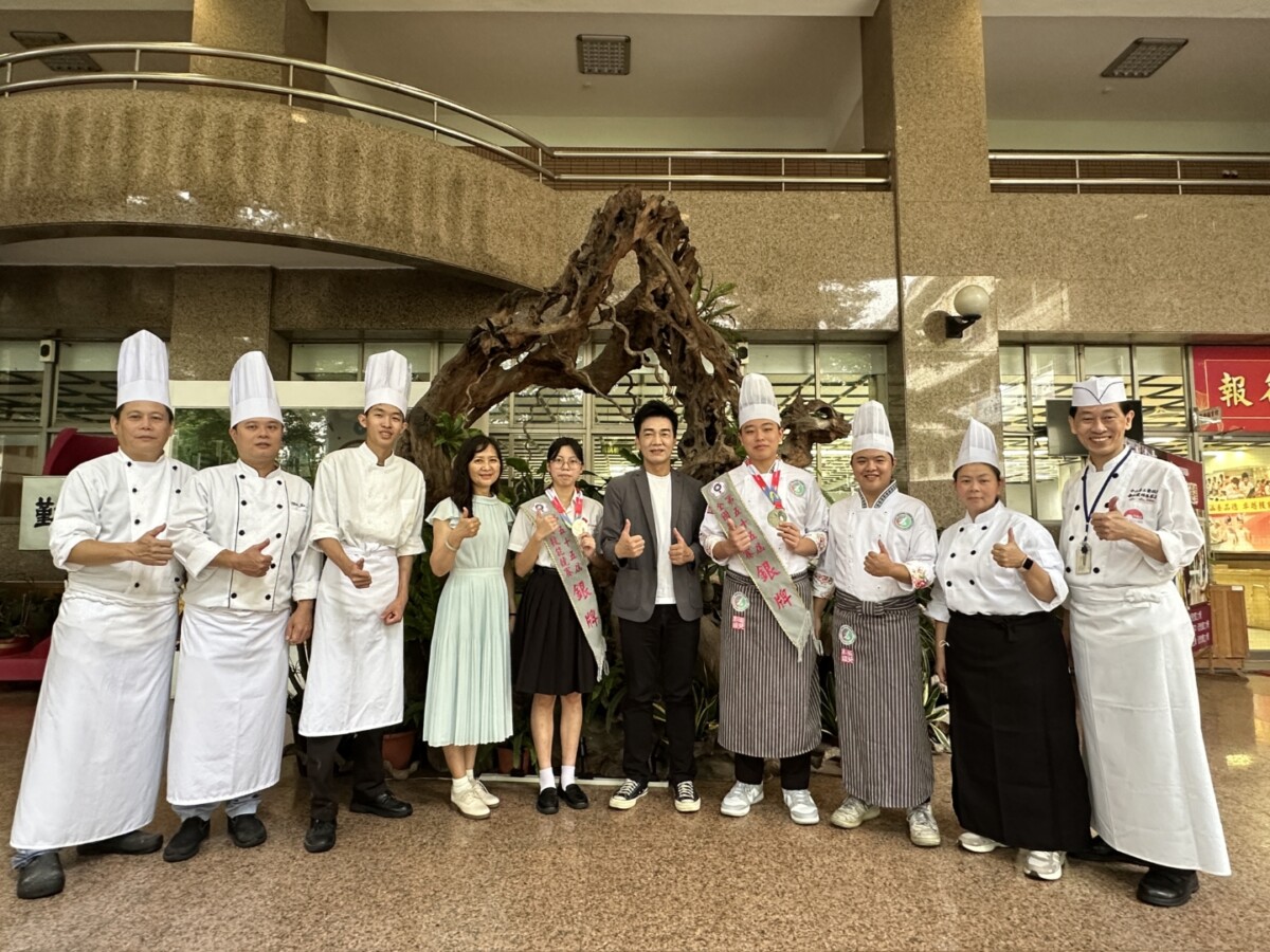 ▲中山工商四人闖全國技能賽奪2銀2佳作,黃鋒睿姊弟檔再掀中餐傳奇,獲獎學子與校長李昱平合影。
