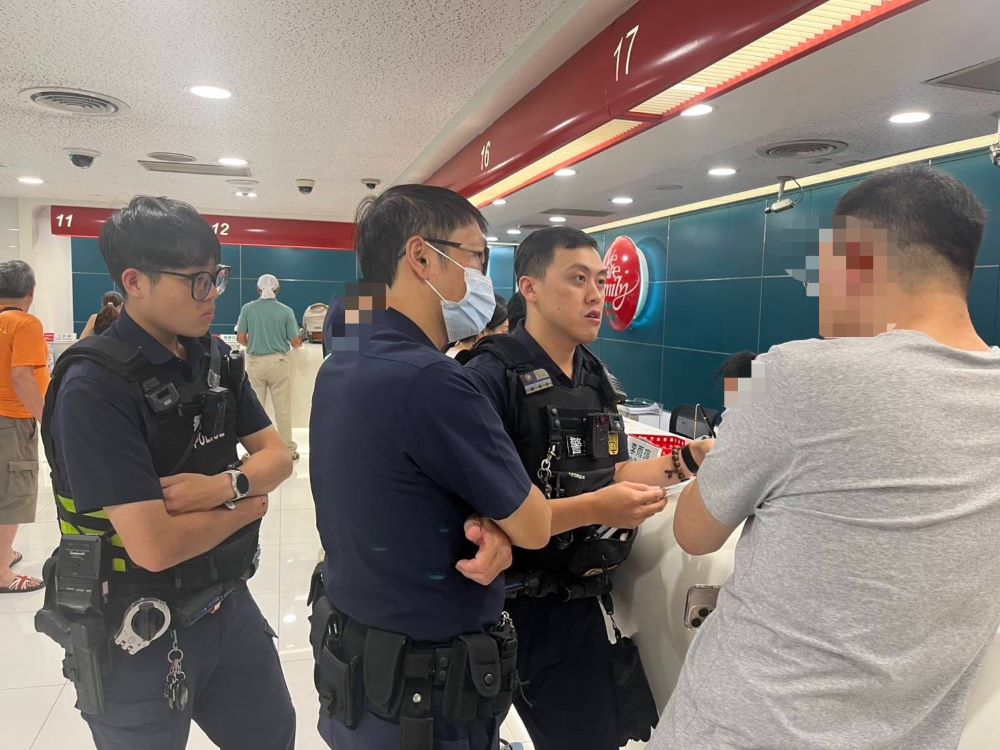 板橋警銀聯手成功阻詐 民眾保住500萬元積蓄 1 《圖說》板橋警耐心詢問陳姓男子匯款用途。〈板橋分局提供〉