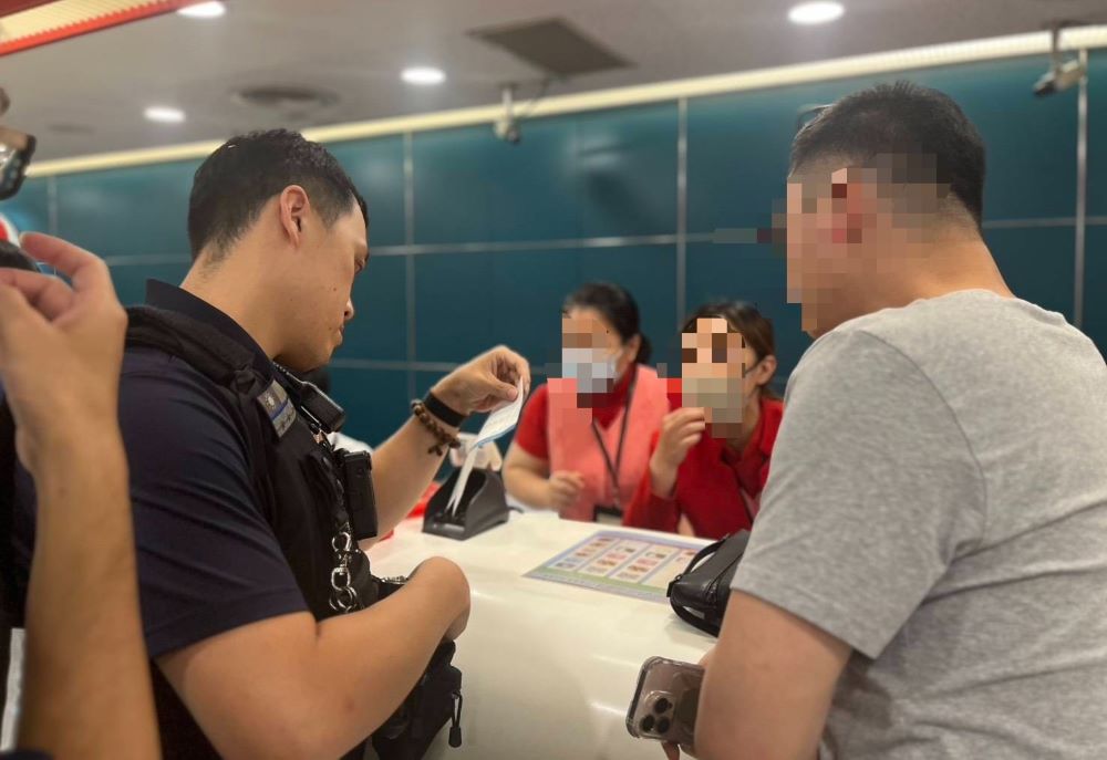 板橋警銀聯手成功阻詐 民眾保住500萬元積蓄 2 《圖說》員警勸導與說明,並以過往案例予以警示,終使陳姓男子恍然大悟。〈板橋分局提供〉