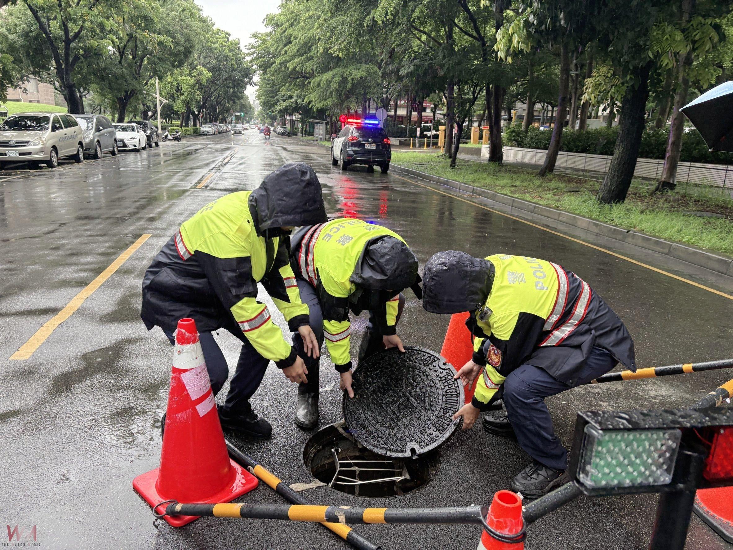 中市豪雨致淹水 南屯區人孔蓋浮出路面險釀意外 員警急刻救援排除 - https://www.watchmedia01.com