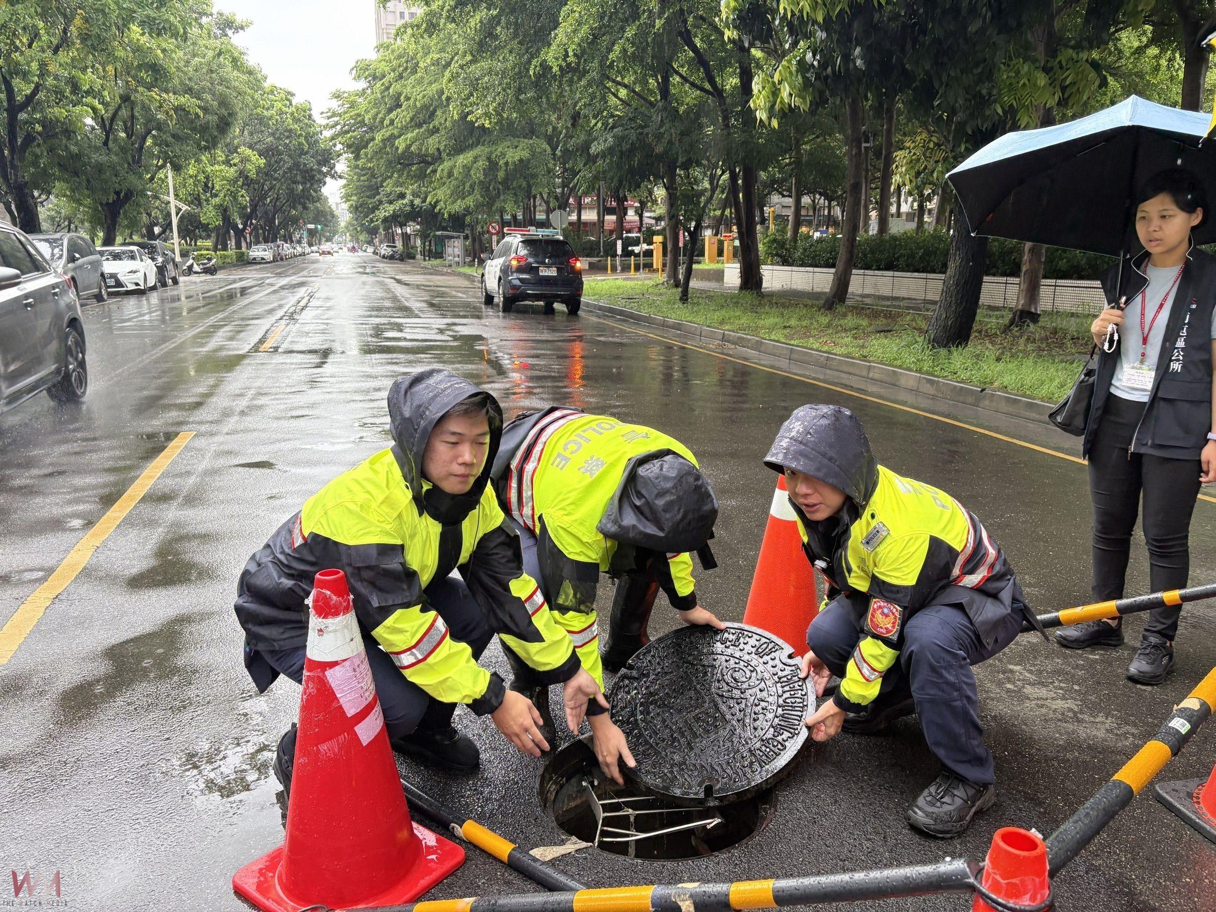 中市豪雨致淹水 南屯區人孔蓋浮出路面險釀意外 員警急刻救援排除 - https://www.watchmedia01.com