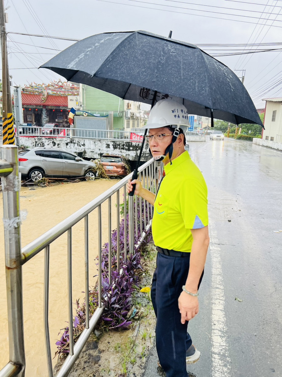 林世賢市長冒強降豪雨勘災。圖/彰化市公所提供
