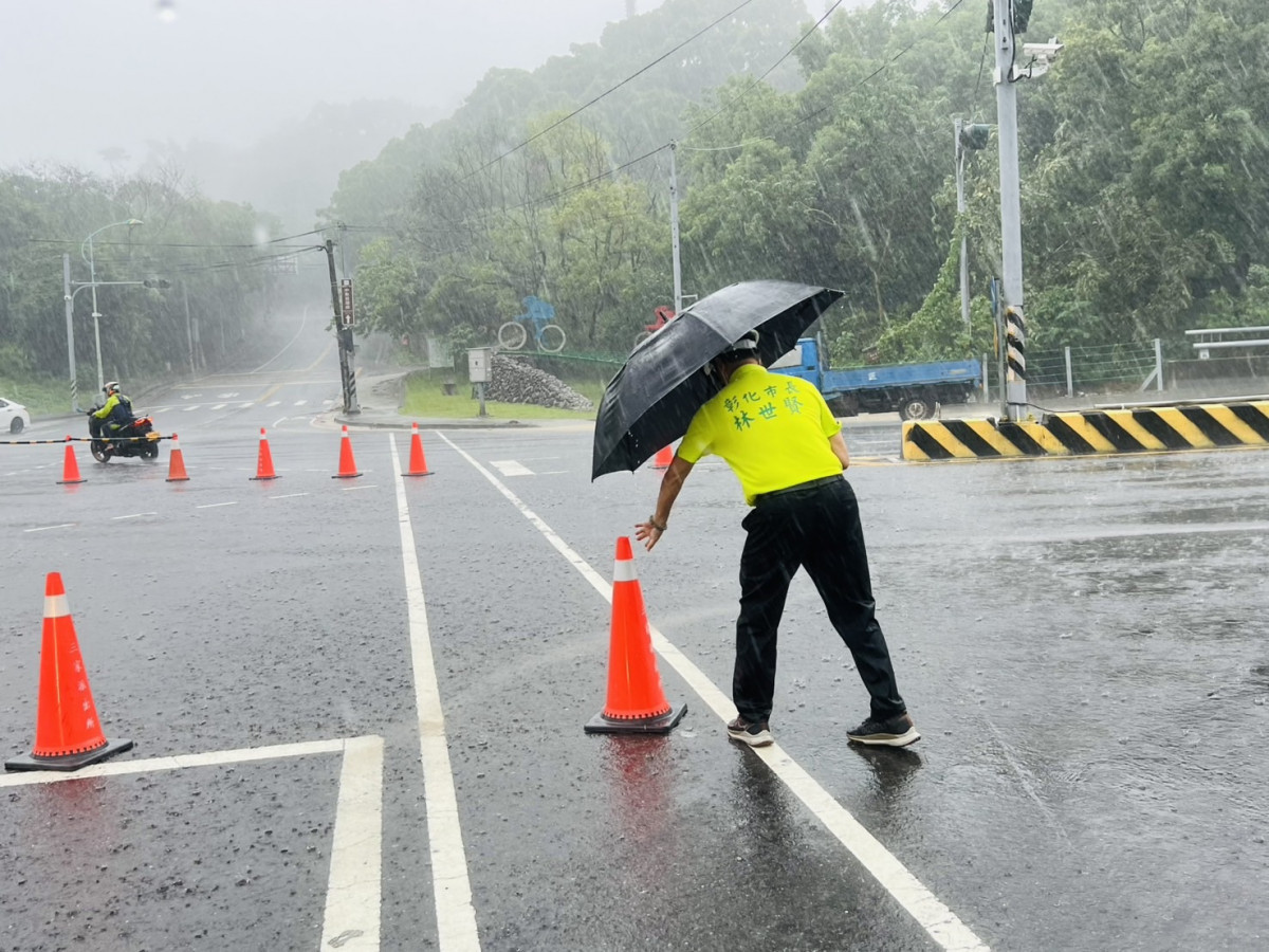 林世賢市長冒強降豪雨勘災。圖/彰化市公所提供