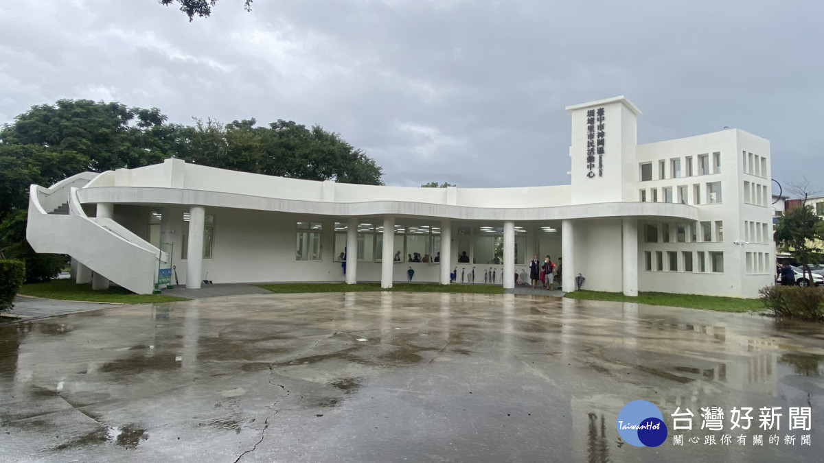 圳堵里市民活動中心建築設計採圓弧造型，媲美小白宮。