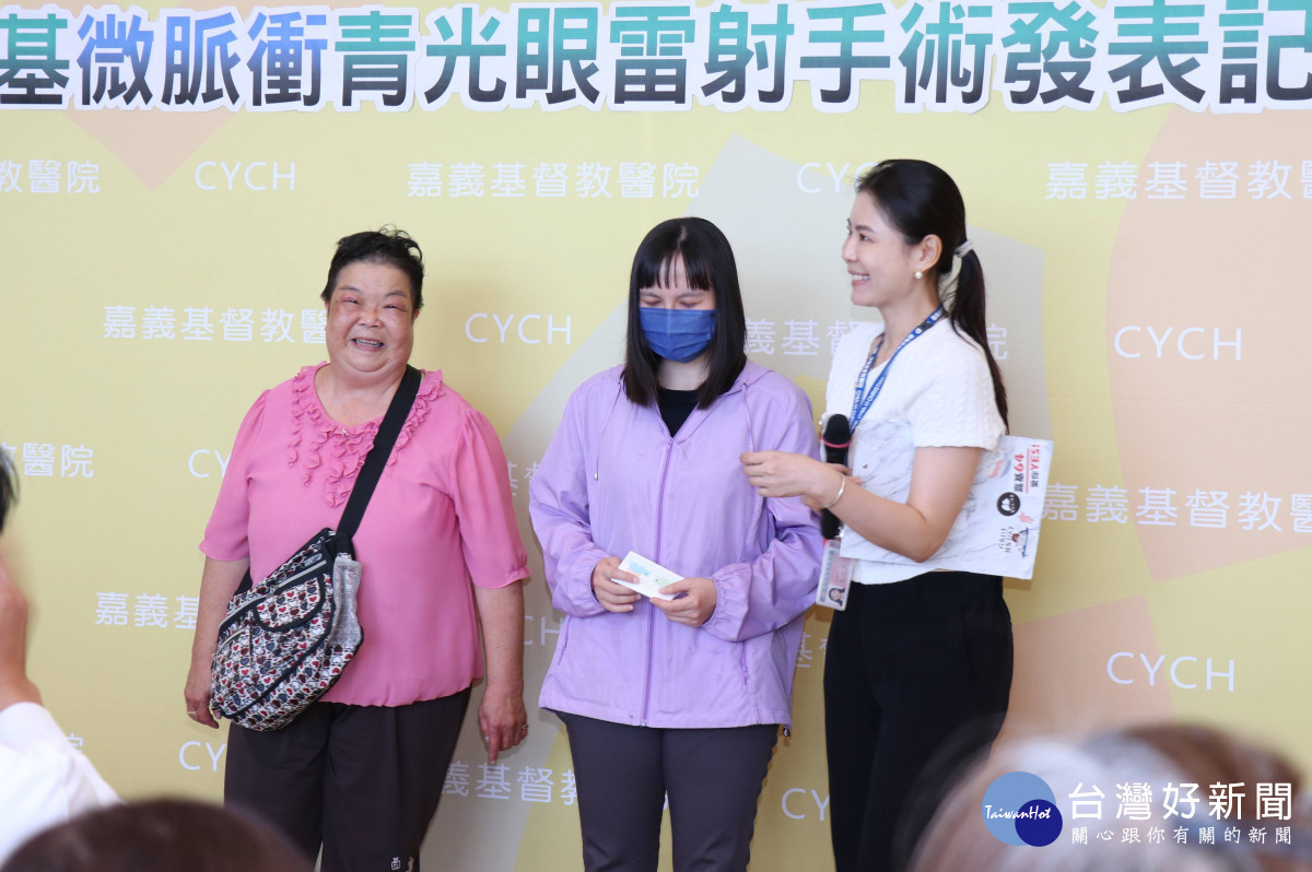 胡小姐(中)分享從幼年視力不佳，到診斷為青光眼，再到如今穩定控制眼壓、生活品質大幅提升的心路歷程／嘉基醫院提供