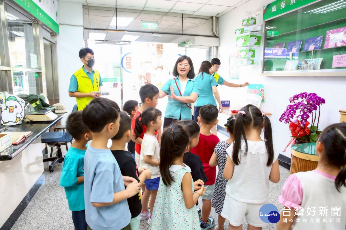 小博士幼兒園參加新豐郵局「父親節明信片親筆寫，感恩傳遞最直接」活動。