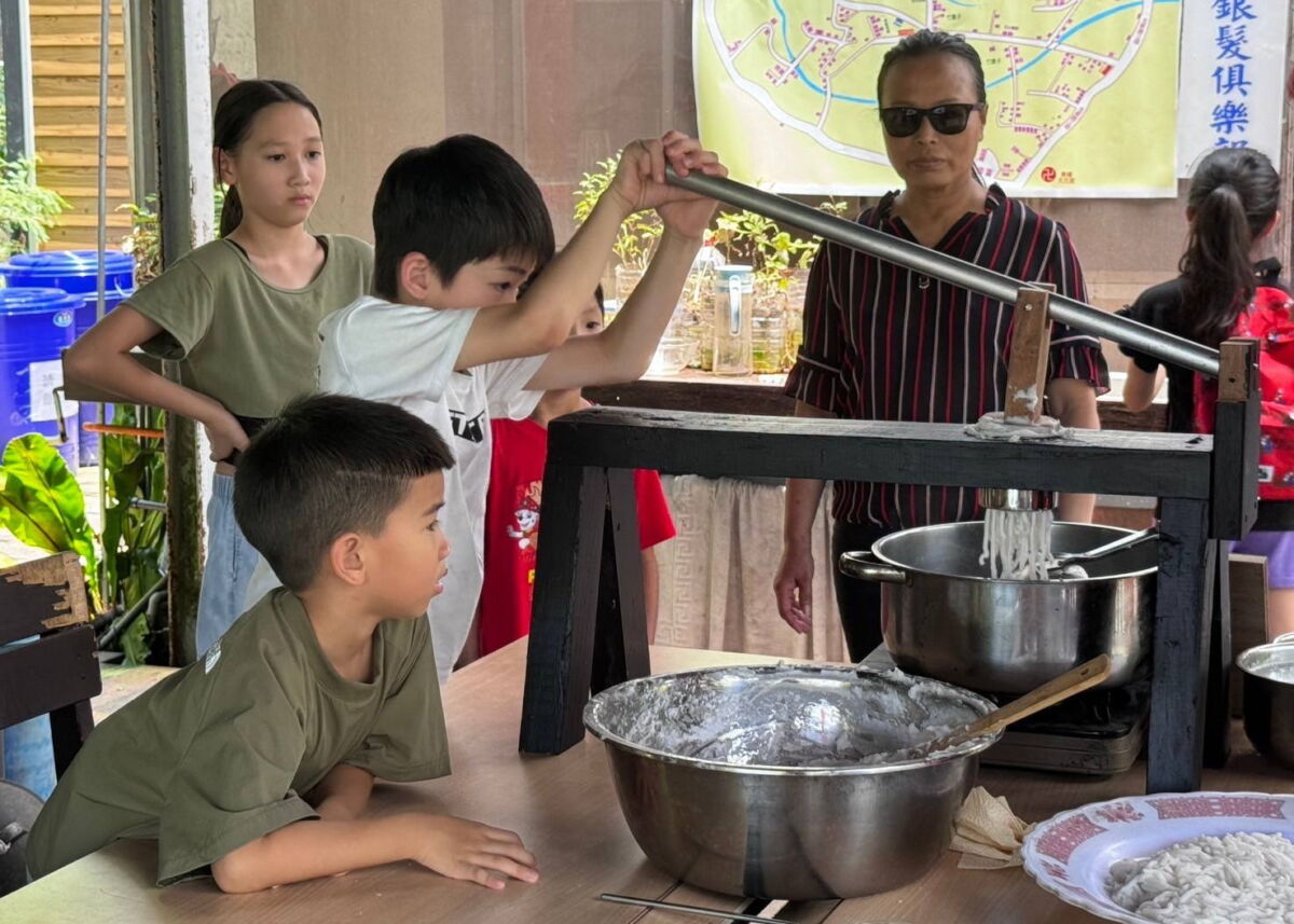 圖/忠寮社區小旅行結合多種手作DIY體驗如米苔目製作。(新北市政府農業局提供)