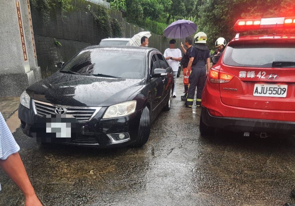 暴雨受困慧緣禪寺！霧峰警逆雨而上神救援　引導3人平安脫困下山